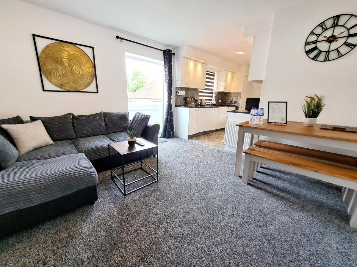 Bright 3 Bed Apartment With Terrace, Free Parking On Premises Watford  Exterior foto